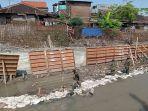 prajurit-kodim-solo-melintas-di-area-pembangunan-talut-sungai-brojo.jpg