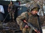 prajurit-pasukan-militer-ukraina-berjalan-di-garis-depan.jpg