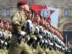 prajurit-rusia-berbaris-di-lapangan-merah-dalam-latihan-umum-parade-militer-7-mei-2022.jpg