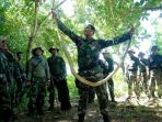 prajurit-taifib-marinir-menggunakan-ular-piton-untuk-latihan-survival_20170331_155551.jpg
