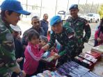 prajurit-tni-bagikan-perlengkapan-sekolah-di-desa-ghandouriyah_20171106_205012.jpg