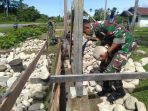 prajurit-tni-bantu-warga-bangun-rumah-di-pedalaman-papua_20200217_123910.jpg