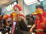 pramusaji-melayani-pembagian-1000-cihicken-muffin-di-mcdonalds-national-breakfast-day_20180307_112316.jpg