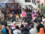 Duduk Lesehan Bersama Warga, Ganjar Ngejam Bareng Slank di Semarang