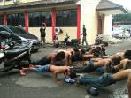 preman-push-up-dan-nyanyi-lagu-kebangsaan_20160226_211935.jpg