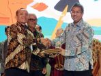 presdir-pt-bsi-terima-penghargaan-kementerian-klhk-ri_20190424_062732.jpg