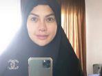 presenter-nikita-mirzani-melaksanakan-ibadah-umrah-pada-awal-januari-2020.jpg