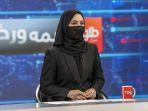 presenter-wanita-menutupi-wajahnya-saat-siaran-langsung-di-stasiun-tv-tolo-di-kabul.jpg