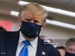 presiden-as-donald-trump-mengenakan-masker-ketika.jpg