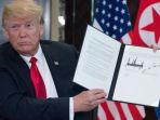 presiden-as-donald-trump-menunjukkan-dokumen-yang-memuat-tanda-tangannya_20180613_021737.jpg