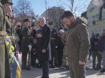 presiden-as-joe-biden-dan-presiden-ukraina-zelensky-di-depan-makam-pahlawan-ukraina.jpg