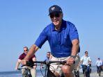 presiden-as-joe-biden-mengendarai-sepedanya-di-sepanjang-pantai-saat-berlibur.jpg