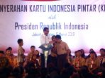 presiden-bagikan-kartu-indonesia-pintar_20190306_205525.jpg