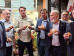 presiden-brasil-jair-bolsonaro-dan-menterinya-makan-pizza-di-luar-restoran.jpg