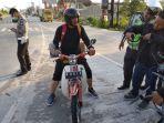 presiden-dildo-nurhadi-naik-motor-honda-c70.jpg