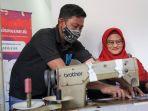 presiden-direktur-dan-ceo-xl-axiata-dian-siswarini-membantu-pekerja-menjahit-pakaian.jpg