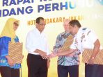 presiden-direktur-xl-axiata-dian-siswarinikiri-dan-dirjen-perhubungan-dar_20180315_082355.jpg