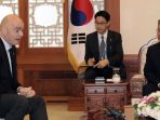 presiden-fifa-gianni-infantino-berbicang-bersama-presiden_20170613_223951.jpg