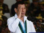 presiden-filipina-rodrigo-duterte-memberi-hormat.jpg