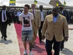 presiden-gabon-ali-bongo-mendampingi-lionel-messi_20150723_161702.jpg