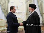 presiden-iran-ebrahim-raisi-kanan-berjabat-tangan-dengan-menteri-pertahanan-armenia-suren-papikyan.jpg
