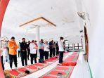 presiden-jadi-imam-salat-nih3.jpg