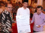 presiden-joko-widodo-bayar-zakat_20170615_222724.jpg