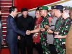 presiden-joko-widodo-jokowi-bersama-rombongan-tiba-di-bandara-sentani.jpg