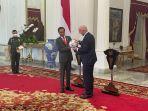 presiden-joko-widodo-jokowi-diberi-bola-piala-dunia-qatar-2022.jpg