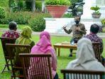 presiden-joko-widodo-jokowi-kembali-menyerahkan-secara-langsung-bantuan.jpg