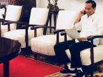 presiden-joko-widodo-jokowi-mengenakan-sneakers-berwarna-hitam_20180827_095415.jpg