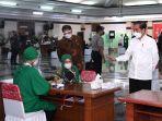 presiden-joko-widodo-jokowi-meninjau-vaksinasi-massal-11.jpg