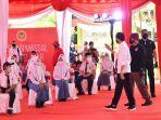 presiden-joko-widodo-jokowi-meninjau-vaksinasi-massal-bagi-pelajar-di-madiun.jpg