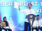 presiden-joko-widodo-jokowi-menyerahkan-10323-sertifikat-tanah-elektronik-di-banyuwangi.jpg