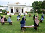 presiden-joko-widodo-jokowi-menyerahkan-bantuan-modal-kerja-kepada-60.jpg