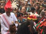 presiden-joko-widodo-mendapat-hadiah-parang-sumba-dan-kuda_20170916_110001.jpg
