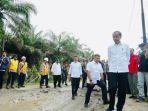 presiden-joko-widodo-meninjau-jalan-kabupaten-di-labuhan-batu-utara.jpg