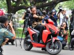 presiden-joko-widodo-menjajal-motor-listrik-gesits-di-istana-kepresidenan-rabu-7112018_20181107_173908.jpg