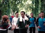 presiden-joko-widodo-menyambut-warga-yang-ingin-ber_20170106_140349.jpg