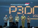 presiden-joko-widodo-menyerahkan-penghargaan-kepada-direktur-utama-sig-donny-arsal.jpg