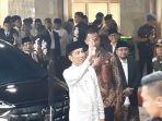 presiden-joko-widodo-saat-melambaikan-tangan-ke-arah-warga.jpg
