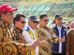 presiden-joko-widodo-serta-para-menteri-dan-direksi-brantas-abipraya-meresmikan-tol-cisumdawu.jpg