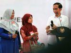 presiden-jokowi-bagikan-bansos.jpg