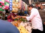 presiden-jokowi-bagikan-blt-di-pasar-porsea_20220202_205548.jpg