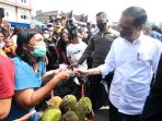 presiden-jokowi-bagikan-blt-di-pasar-porsea_20220202_210209.jpg