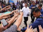 presiden-jokowi-bagikan-kaus-usai-resmikan-terminal_20240203_180635.jpg