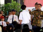 presiden-jokowi-bagikan-kis-di-makassar_20150524_184437.jpg
