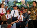 presiden-jokowi-bagikan-kis-di-makassar_20150524_184438.jpg