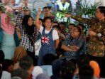 presiden-jokowi-bagikan-kis-di-makassar_20150524_184539.jpg