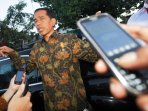 presiden-jokowi-bagikan-kis-di-makassar_20150524_184730.jpg